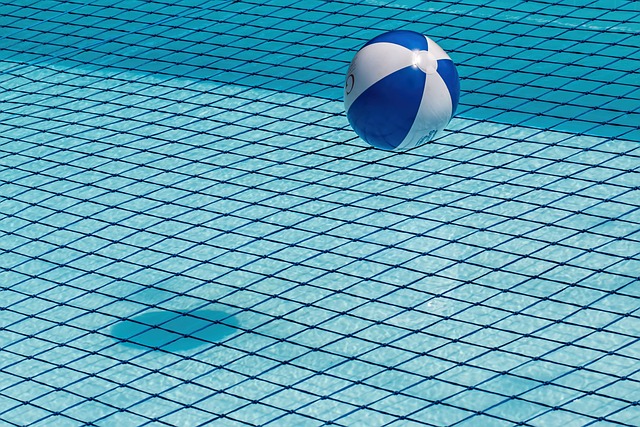 nafukovací míč v bazénu